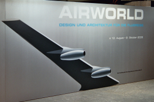 Eingang der Ausstellung am Flughafen Zürich